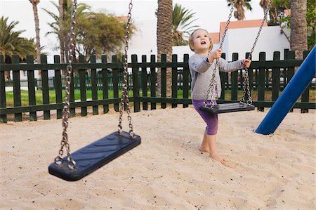 simsearch:600-08567211,k - Three year old girl playing in playground with swings, Spain Stockbilder - Lizenzpflichtiges, Bildnummer: 700-07311134