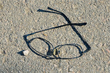 plane - Close-up of broken eye glasses on pavement Photographie de stock - Rights-Managed, Code: 700-07311298