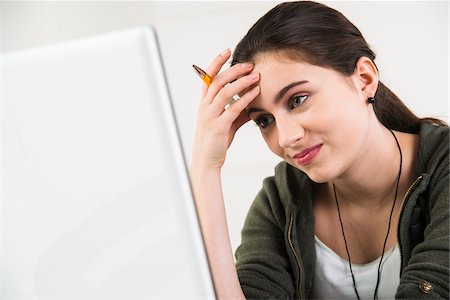 student - Close-up of teenager girl sitting in front of desktop computer monitor, studio shot Foto de stock - Con derechos protegidos, Código: 700-07311425