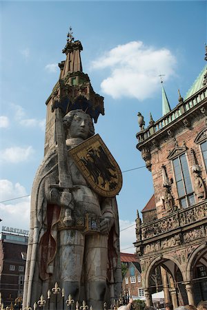 simsearch:400-07518957,k - Gigantic statue in stone portraying the Paladin, Roland, the symbol of freedom, justice, independence; sculpture declared a UNESCO World Heritage Site, in the background the town hall, Marketplace, Bremen, Germany, Europe. Photographie de stock - Rights-Managed, Code: 700-07311571