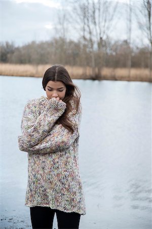 suéters - Portrait of Young Woman by Lake, Mannheim, Baden-Wurttemberg, Germany Foto de stock - Con derechos protegidos, Código: 700-07355330