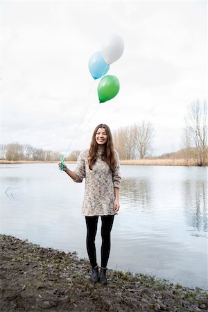 dunkles haar - Portrait of Young Woman Outdoors with Balloons, Mannheim, Baden-Wurttemberg, Germany Stockbilder - Lizenzpflichtiges, Bildnummer: 700-07364032