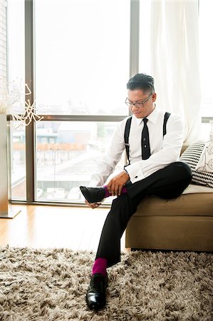 Groom putting on Shoes before Wedding Photographie de stock - Rights-Managed, Code: 700-07363845