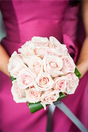 simsearch:600-07203964,k - Close-up of Bridesmaid holding Bouquet of Roses Stockbilder - Lizenzpflichtiges, Bildnummer: 700-07363847