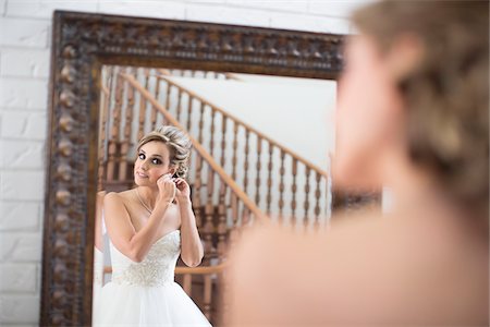 Portrait of Bride getting ready for Wedding, Toronto, Ontario, Canada Foto de stock - Con derechos protegidos, Código: 700-07435018