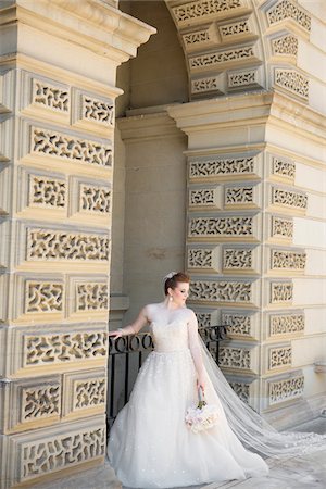 simsearch:600-03775696,k - Portrait of Bride under Arch, Toronto, Ontario, Canada Fotografie stock - Rights-Managed, Codice: 700-07431181