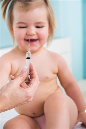 Portrait of Baby Girl about to get Needle at Doctor's Office Foto de stock - Direito Controlado, Número: 700-07453658