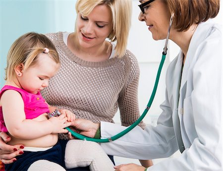 female doctor and woman patient - Doctor using Stethoscope on Baby Girl with Mother in Doctor's Office Foto de stock - Con derechos protegidos, Código: 700-07453708
