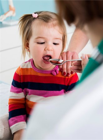 Doctor giving Baby Girl Spoonful of Medicine in Doctor's Office Foto de stock - Con derechos protegidos, Código: 700-07453710