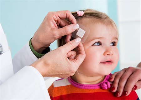 putting on - Doctor putting Bandage on Baby Girl's Head in Doctor's Office Foto de stock - Con derechos protegidos, Código: 700-07453712