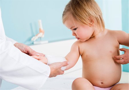 simsearch:700-07453660,k - Doctor Putting Bandage on Baby Girl's Arm in Doctor's Office Stock Photo - Rights-Managed, Code: 700-07453720