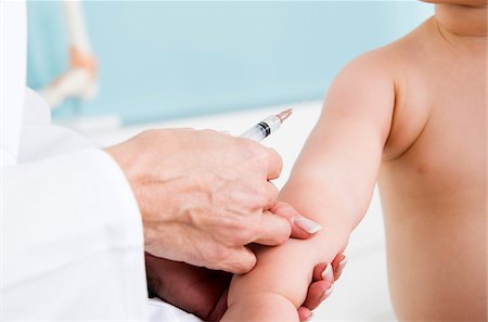 Doctor about to give Baby Girl an Injection in Doctor's Office Foto de stock - Con derechos protegidos, Código: 700-07453722