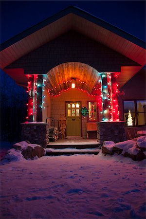 Snowy home entry with festive lights at night, Alberta, Canada. Foto de stock - Con derechos protegidos, Código: 700-07453819