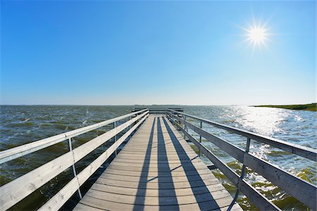 Wooden Jetty with Sun over Water, Born auf dem Darss, Barther Bodden, Fischland-Darss-Zingst, Mecklenburg-Vorpommern, Germany Foto de stock - Con derechos protegidos, Código: 700-07487486