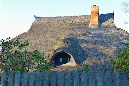 fischland-darss-zingst - House with Reed Roof, Ahrenshoop, Baltic Sea, Fischland-Darss-Zingst, Vorpommern-Rugen, Mecklenburg-Vorpommern, Germany Photographie de stock - Rights-Managed, Code: 700-07487493