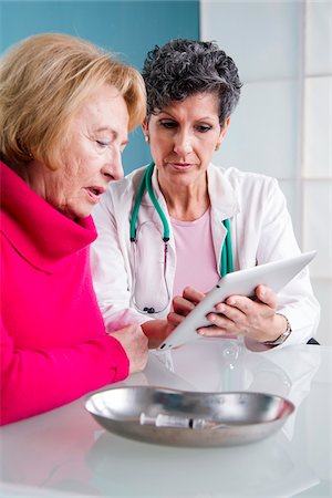 Doctor talking with Senior Patient in Doctor's Office Photographie de stock - Rights-Managed, Code: 700-07487579