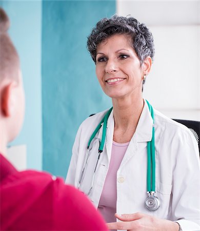 simsearch:700-07487576,k - Doctor talking with Teenage Patient in Doctor's Office Fotografie stock - Rights-Managed, Codice: 700-07487618