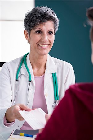 Doctor talking with Teenage Patient in Doctor's Office Foto de stock - Con derechos protegidos, Código: 700-07487620