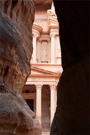 románico (arquitectura) - View of Al-Khazneh from the Siq, Petra, Jordan Foto de stock - Con derechos protegidos, Código: 700-07487674