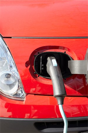 eletricidade - Close-up of Electric Car Plugged in, Hamburg, Germany Foto de stock - Direito Controlado, Número: 700-07498125