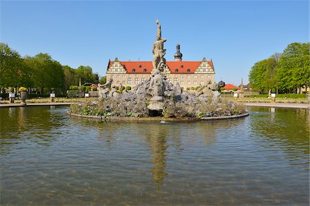 fuente de agua - Weikersheim Castle Garden with Fountain, Weikersheim, Baden Wurttemberg, Germany Foto de stock - Con derechos protegidos, Código: 700-07564079