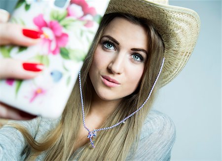 Young Woman taking Selfie, Studio Shot Foto de stock - Con derechos protegidos, Código: 700-07562377