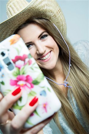 straw hat - Young Woman taking Selfie, Studio Shot Stock Photo - Rights-Managed, Code: 700-07562378