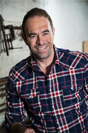 plaid shirt - Portrait of Mature Man in Workshop Foto de stock - Con derechos protegidos, Código: 700-07562408