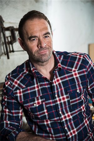 plaid shirt - Portrait of Mature Man in Workshop Foto de stock - Con derechos protegidos, Código: 700-07562409