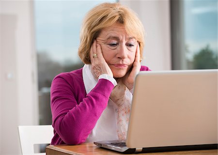 problema - Senior woman working on notebook computer, Germany Foto de stock - Con derechos protegidos, Código: 700-07584788