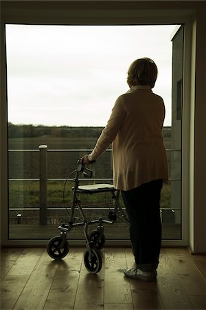entmutigt - Senior woman using walker, standing and looking out of window, Germany Stockbilder - Lizenzpflichtiges, Bildnummer: 700-07584816