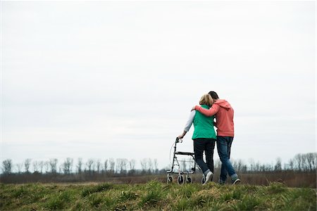 parte traseira - Backview of teenage grandson with grandmother using walker on pathway in park, walking in nature, Germany Foto de stock - Direito Controlado, Número: 700-07584822