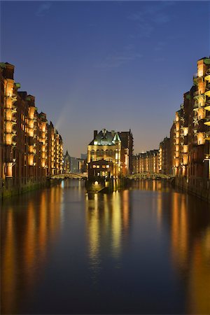 speicherstadt - View of Speicherstadt with River Elbe at Night, Hamburg, Germany Foto de stock - Con derechos protegidos, Código: 700-07599819