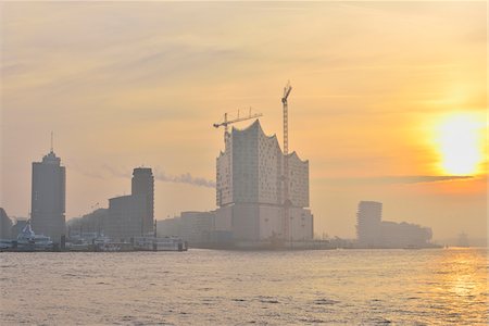 Elbe Philharmonic Hall with Construction Cranes on Elbe River at Sunrise, HafenCity, Hamburg, Germany Photographie de stock - Rights-Managed, Code: 700-07591293