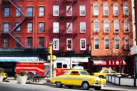 simsearch:700-07698668,k - Traditional red brick buildings with old car and firetruck on street in the trendy Chelsea district, Manhattan, New York City, NY, USA Foto de stock - Con derechos protegidos, Código: 700-07698670