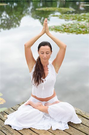 Mature Woman doing Yoga in Park in Summer, Bavaria, Germany Foto de stock - Con derechos protegidos, Código: 700-07707645