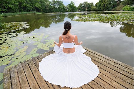 Mature Woman doing Yoga in Park in Summer, Bavaria, Germany Foto de stock - Con derechos protegidos, Código: 700-07707657