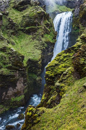 skogafoss waterfall - Fimmvorduhals Hiking Trail along River above Skogafoss Falls, South Iceland, Iceland Foto de stock - Con derechos protegidos, Código: 700-07745198