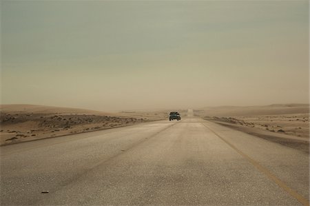 Desert Highway with 4 Wheel Drive Cars heading South towards Salalah near Sharkh, South Oman, Oman Foto de stock - Direito Controlado, Número: 700-07784130