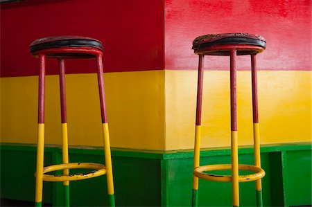 Red, Yellow and Green Bar Stools in Red, Yellow and Green Bar, Mirissa, Sri Lanka Foto de stock - Con derechos protegidos, Código: 700-07784160