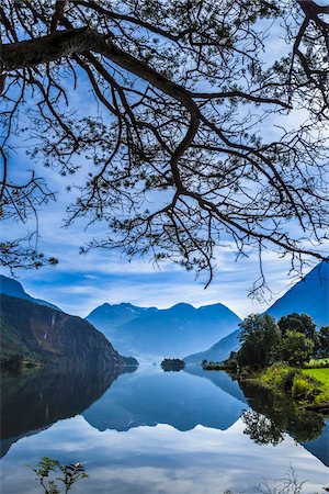 sogn og fjordane - Reflection in Lake Strynsvatn, Nordfjord, Norway Foto de stock - Con derechos protegidos, Código: 700-07784483