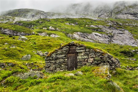 sogn og fjordane - Stone Houses with Sod Roofs along Gaularfjellet National Tourist Route between Balestrand and Moskog, Sogn og Fjordane, Norway Foto de stock - Con derechos protegidos, Código: 700-07784522