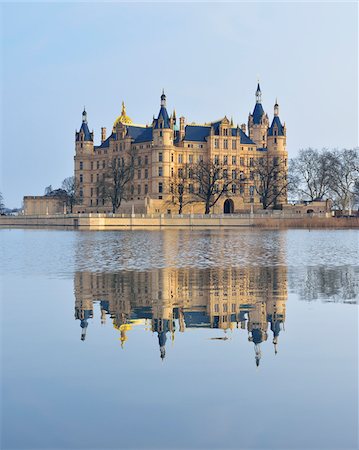 simétrico - Schwerin Castle reflected in Schwerin Lake, Schwerin, Western Pomerania, Mecklenburg-Vorpommern, Germany Foto de stock - Con derechos protegidos, Código: 700-07784580