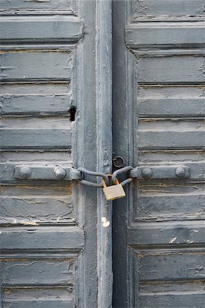 Close-up of old locked door with worn grey paint, Greece Foto de stock - Con derechos protegidos, Código: 700-07783670