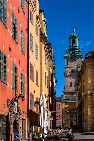 stockholm - Colorful buildings at Stortorget with Stockholm Cathedral (Church of St Nicholas, Storkyrkan (The Great Church) in the background, Gamla Stan (Old Town), Stockholm, Sweden Stockbilder - Lizenzpflichtiges, Bildnummer: 700-07783810