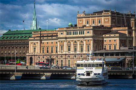 pendlerboot - Ferry and Strombron Bridge, Norrstrom River, Gamla Stan (Old Town), Stockholm, Sweden Stockbilder - Lizenzpflichtiges, Bildnummer: 700-07783824