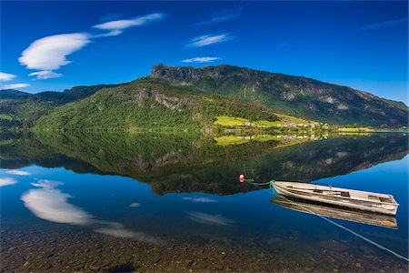 fiordo - Scenic view of lake, Granvinsvatnet, Granvin, Hordaland, Norway Fotografie stock - Rights-Managed, Codice: 700-07797761