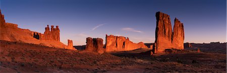 formação de arenito - Rock formations at sunrise, Arches National Park, Utah, USA Foto de stock - Direito Controlado, Número: 700-07802587