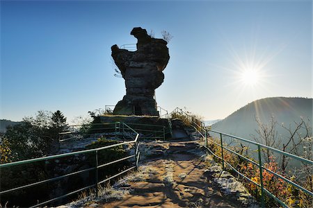 simsearch:700-07784561,k - Sandstone rock ruin with sun in autumn, Drachenfels, Busenberg, Pfaelzerwald, Rhineland-Palatinate, Germany Stockbilder - Lizenzpflichtiges, Bildnummer: 700-07802697