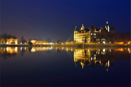 simsearch:700-06368467,k - Schwerin Castle reflected in lake at night, Schwerin, Western Pomerania, Germany Photographie de stock - Rights-Managed, Code: 700-07802706